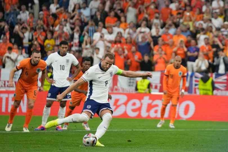 Harry Kane mengeksekusi penalti dalam laga Belanda vs Inggris di semifinal Euro 2024, Kamis (11/7/24). (AP Photo/Thanassis Stavrakis via www.bola.net)